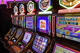 Tampilan mesin slot digital dengan tema warna cerah dan animasi menarik